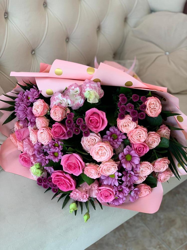 Букет цветов из: Хризантемы, Розы и Лизиантусы в Смирных