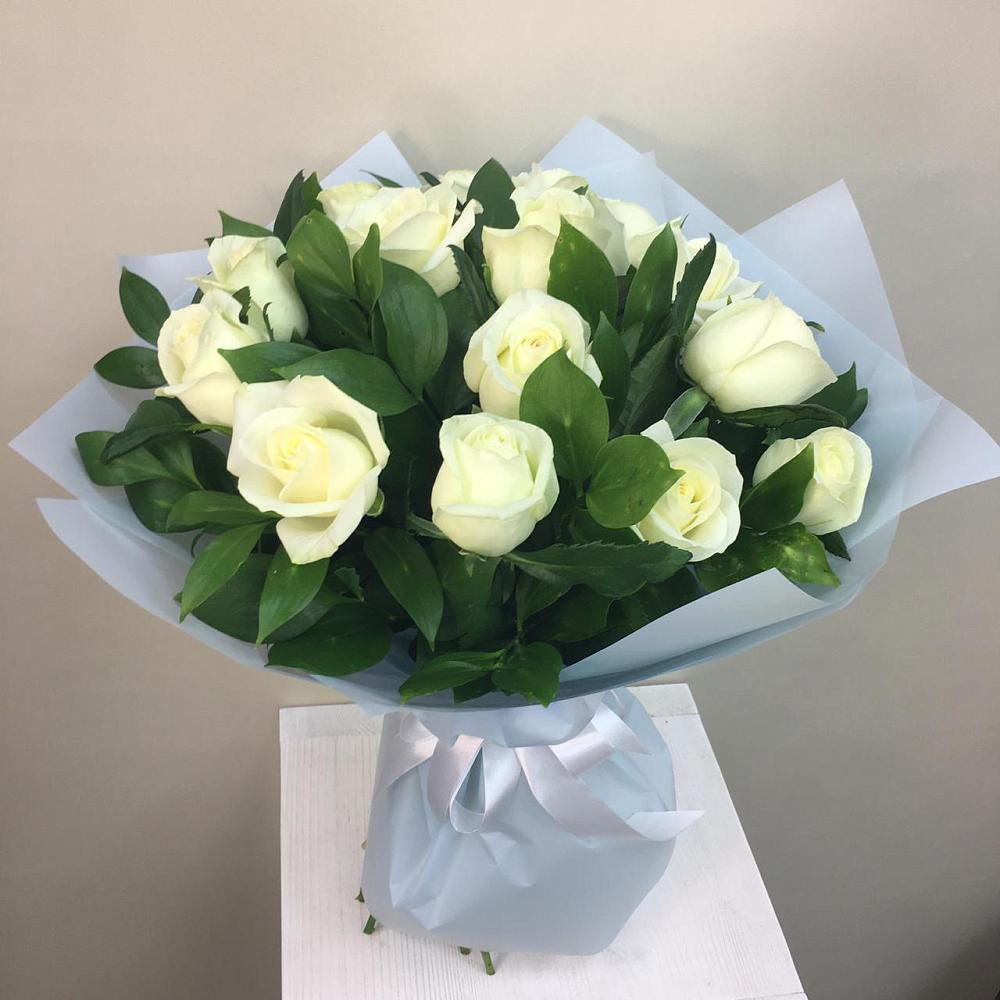 Букет 15 Белых роз Проуд в Смирных