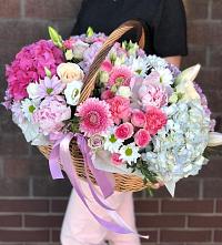 Композиция солнечный день в Смирных Цветочная композиция из Розы, Хризантемы, Пионы и Лизиантусы в корзине в Смирных