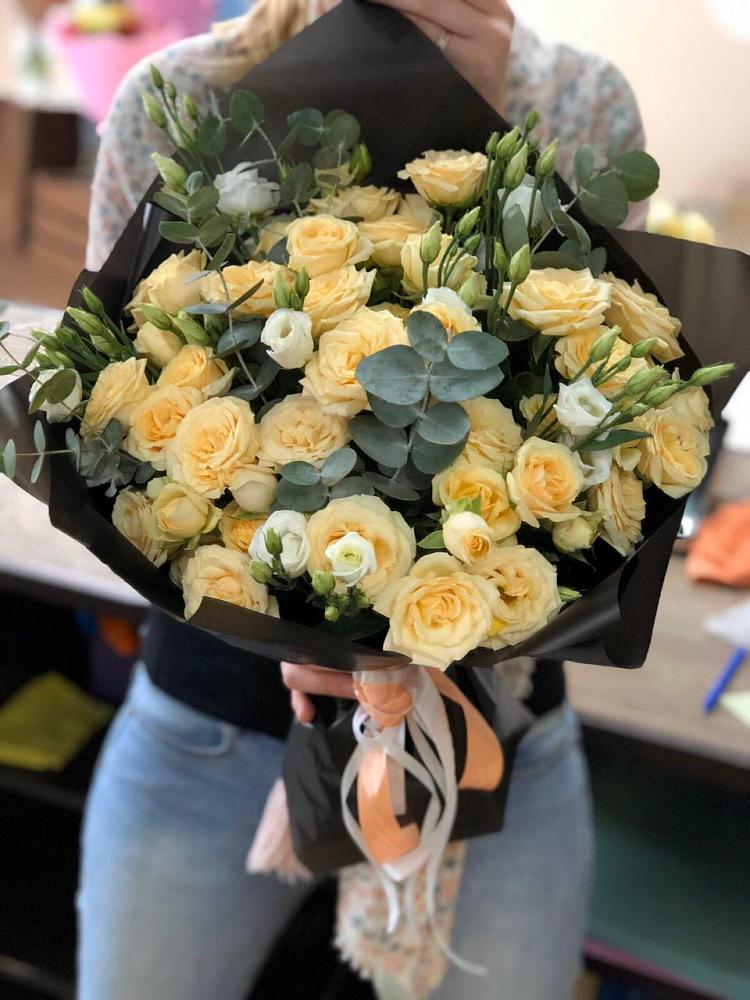 Букет цветов из: Розы и Лизиантусы в Смирных