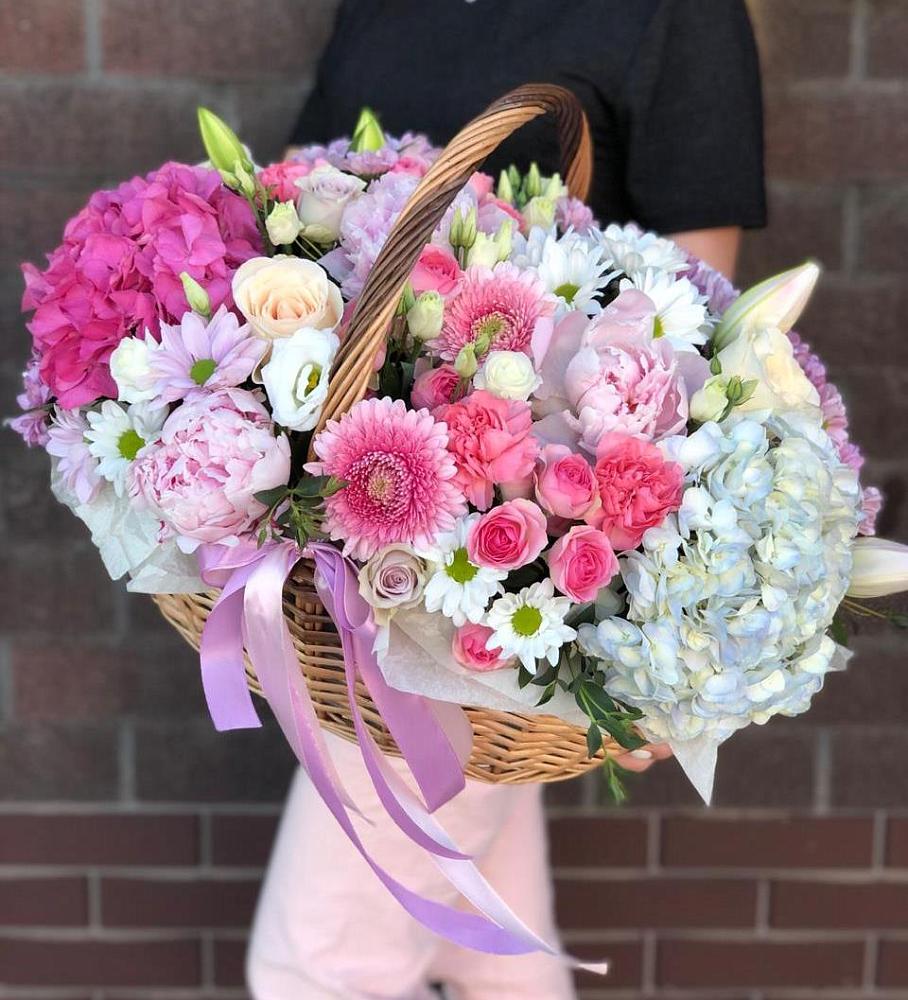 Цветочная композиция из Розы, Хризантемы, Пионы и Лизиантусы в корзине в Смирных