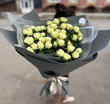 Букет Белые кустовые розы Солинеро в Смирных