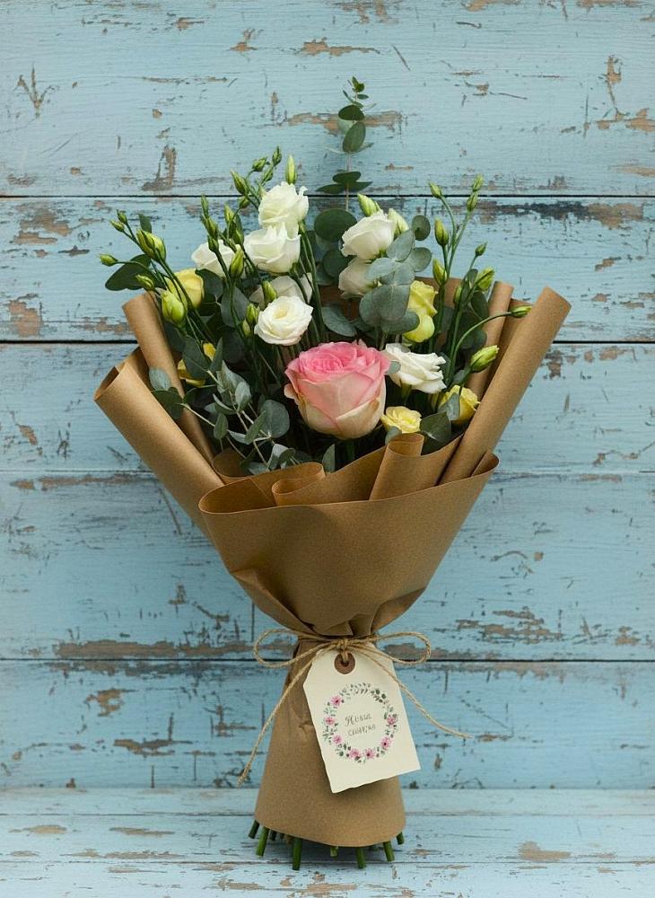 Букет цветов из: Розы и Лизиантусы в Смирных