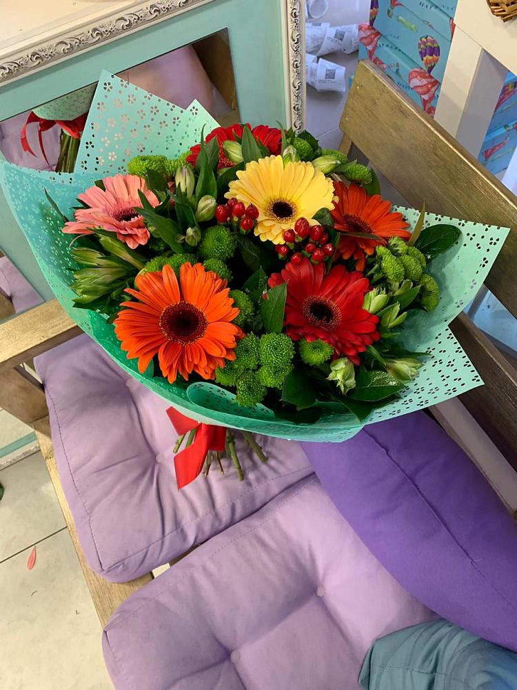 Букет цветов из: Герберы, Хризантемы и Альстромерии в Смирных