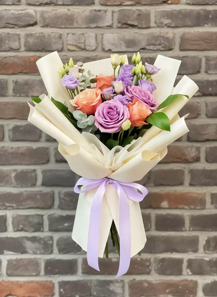 Букет цветов из: Лизиантусы и Розы в Смирных