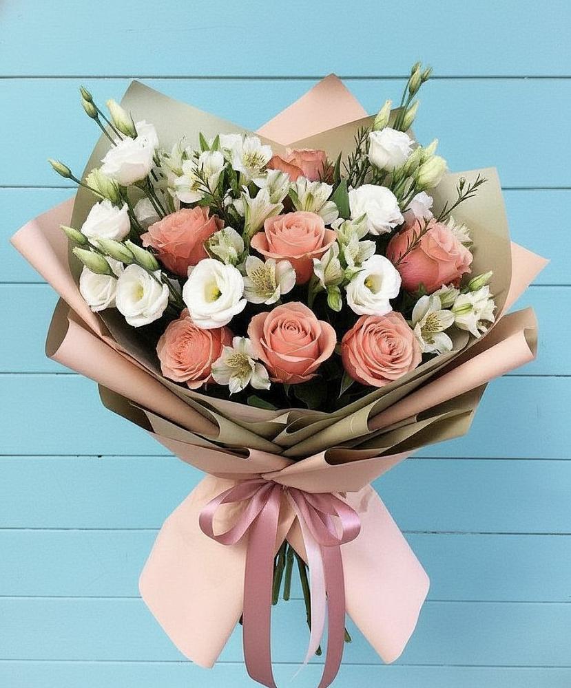 Букет цветов из: Розы, Альстромерии и Лизиантусы в Смирных