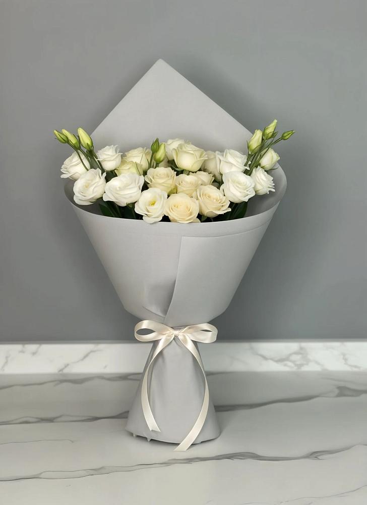 Букет цветов из: Розы и Лизиантусы в Смирных