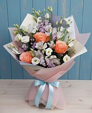 Букет цветов из:  Лизиантусы, Розы, Альстромерии и Гипсофила в Смирных