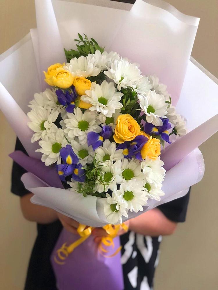 Букет цветов из: Ирисы, Хризантемы и Розы в Смирных