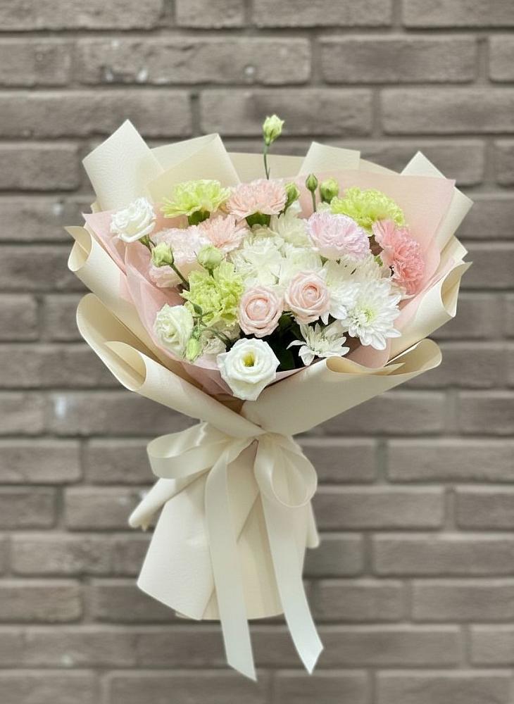 Букет цветов из: Гвоздики, Розы, Лизиантусы и Хризантемы в Смирных