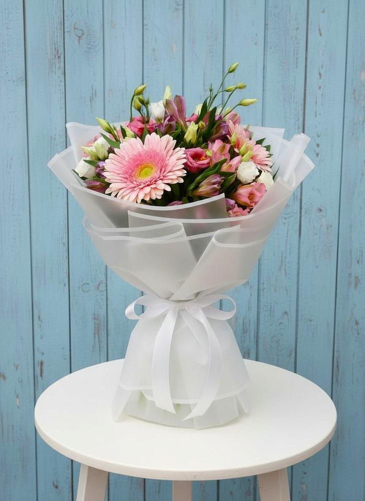 Букет цветов из: Герберы, Альстромерии и Лизиантусы в Смирных