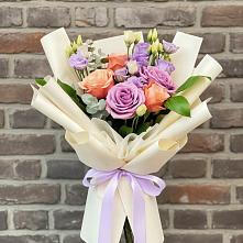 Букет цветов из:  Лизиантусы и Розы в Смирных