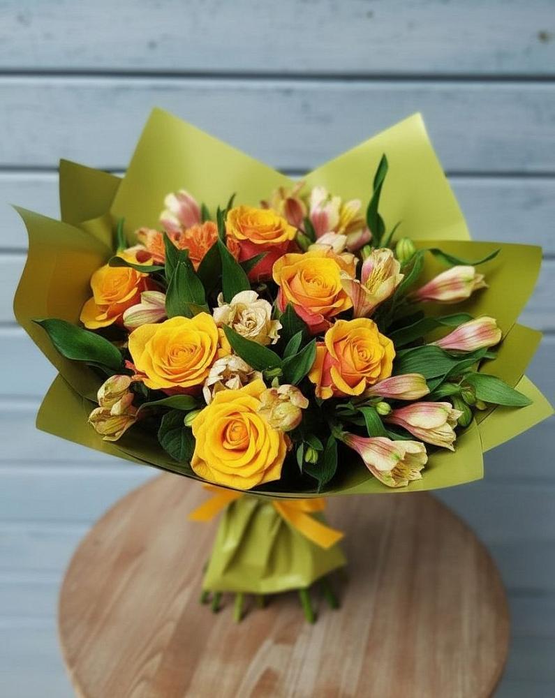 Букет цветов из: Альстромерии и Розы в Смирных