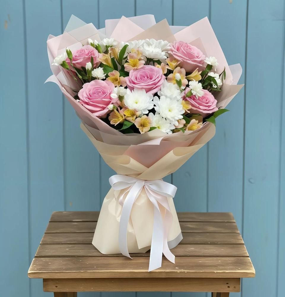 Букет цветов из: Гвоздики, Орхидеи и Розы в Смирных