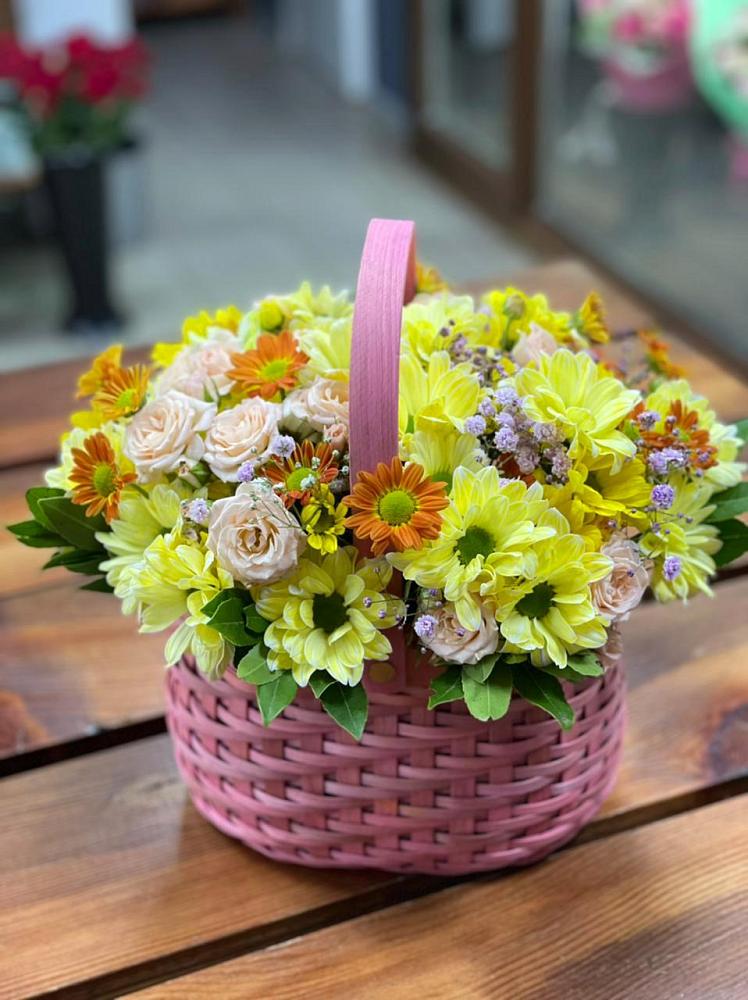 Цветочная композиция из Хризантемы и Розы в корзине в Смирных