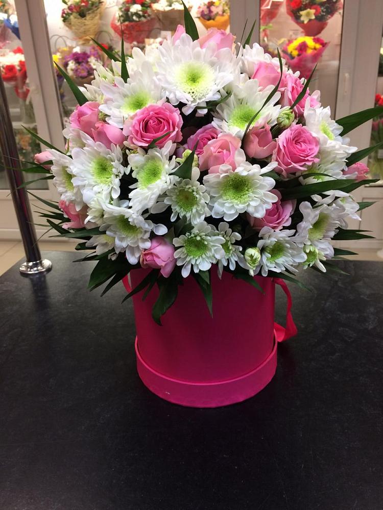 Цветочная композиция из Розы и Хризантемы в шляпной коробке в Смирных