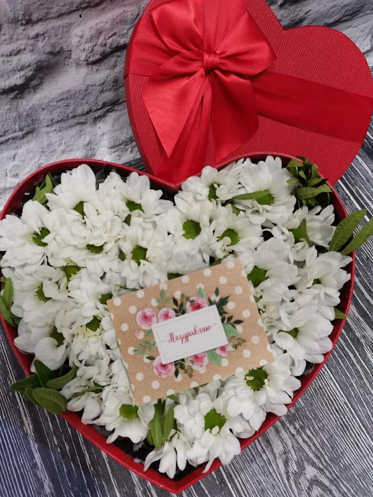 Цветочная композиция из Хризантемы в виде сердца в Смирных