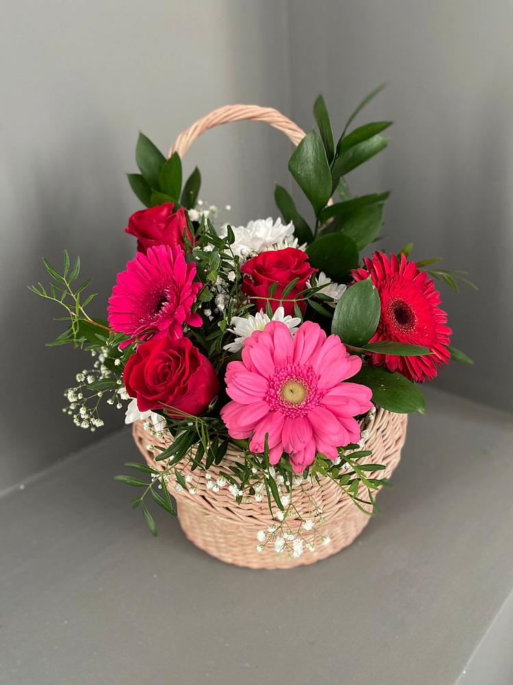 Цветочная композиция из Розы, Хризантемы и Герберы в корзине в Смирных