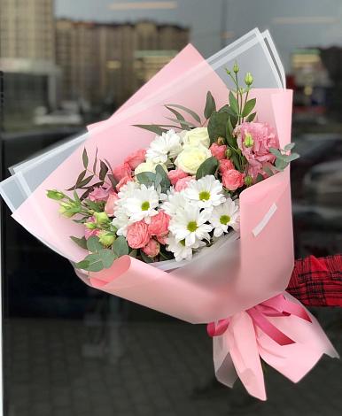 Букет цветов из: Розы, Лизиантусы и Хризантемы в Смирных