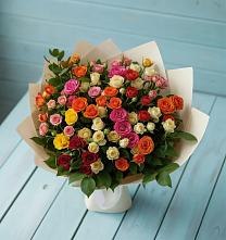 Букет Микс из разноцветных кустовых роз в Смирных