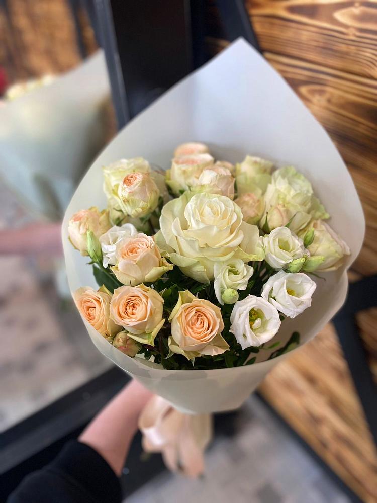 Букет цветов из: Розы и Лизиантусы в Смирных