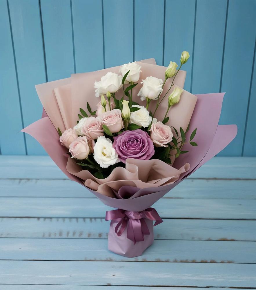 Букет цветов из: Розы и Лизиантусы в Смирных